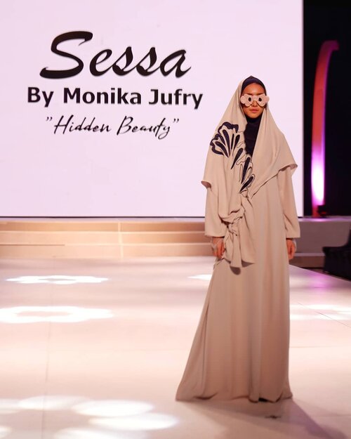 SESSA By Monika Jufry ( @monikajufry ) "HIDDEN BEAUTY"..Mengangkat tema "Hidden Beauty", Monika Jufry menampilkan 12 busana muslim yang ia akui terinspirasi dari tanaman jamur. Menurutnya keindahan jamur itu sering luput dari penglihatan. Padahal, menurutnya lagi jamur itu punya serat dan lekuk yang cantik. Warna-warnanya pun menawan..Desain yang simple tetapi elegan dan didominasi dengan warna-warna lembut. Menggunakan bahan organza diamond dan corn skin, serta dipermanis dengan detail menggunakan embroidery, beads, dan smock. Super cantik 😍.#fashion #bloggerlife #lifestyleblogger #fashionshow #clozetteid #clozette #SESSA #MonikaJufry #HiddenBeauty#Femme2019#CBFW2019#TheFutureOfCulture#AprilKeMakassar#berbudayaitukeren#fashion #beauty #fashionshow #events #exhibition #runway #models #designers #makassarevent #makassarinfo #makassar #exploremakassar #visitsulsel #pesonaindonesia