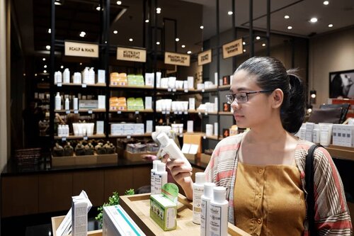 Jadi kemarin tuh aku mampir ke ERHA Apothecary di Mall Ratu Indah, niat awalnya sih mau treatment Truwhite Instaradiance by IPL di sana, soalnya muka ini sudah semakin kusam saja dan menua 😭, tapi sayangnya karena mukaku juga sedang jerawatan parah jadi gak bisa melakukan treatment tersebut. Padahal treatment Truwhite Instaradiance IPL itu punya banyak manfaat seperti mengembalikan kekenyalan kulit, mencerahkan, melembabkan dll. Sama dokter aku disaranin untuk treatment Blue Light Therapy yang berfungsi mematikan bakteri dan meredakan jerawat-jerawat aktif nan bandel di mukaku ini, juga dioleh-olehin "perlengkapan perang membasmi jerawat". Nanti kalau jerawatnya sudah hilang baru deh bisa cobain treatment Truwhite Instaradiance IPL itu~ Huhuhu gak sabar melihat hasilnya! Boleh dong memimpikan  kembali kulit mulus seperti sedia kala @erha.dermatology 😘
.
Sejujurnya ini kali pertamaku menginjakkan kaki di Erha Apothecary, gak pernah masuk soalnya tempatnya terlihat sangat mahal, takutnya bakalan gak kuat di dompetku. Tapi pas di sana dan melihat-lihat skincare yang dipajang itu aku pun takjub karena harganya ramah dikantong banget. Pegawainya pun sangat membantu menjawab pertanyaan mamak-mamak kepo nan perhitungan sepertiku 😝. Dokter dan therapisnya juga membuat kita merasa penting dan ditangani seperti putri. Betah deh lama-lama di sana, apa lagi ruang tunggunya juga nyaman 💕. Untuk cerita lebih lengkapnya kalian tungguin saja ya di dwiananta.com yang akan kuposting seminggu setelah treatment ini. Di postinganku itu akan kubeberkan lebih detail mengenai treatment Truwhite Instaradiance IPL dan Blue Light Therapy 😘
.
.
#beautyenthusiast
#beautyjunkie #makeupjunkie #beautybloggermakassar #BeautyContenCreator #BeautyContenCreatorMakassar #MakassarBeautyGram
#MksBeautyGram #beauty #selfie  #skincare #lifestyleblogger #erhaclinic #erhaclinicindonesia #erhaapothecary #truewhiteinstaradiance #bluelighttherapy #clozetteid #clozette