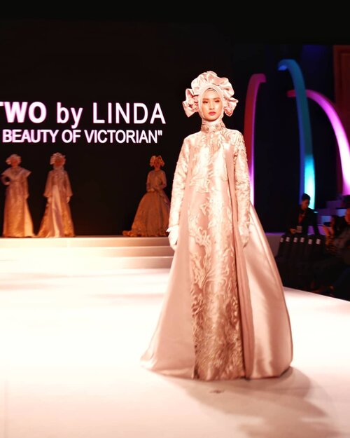 L-TWO by LINDA "THE BEAUTY OF VICTORIAN" @ltwoshop..Ternyata gaya victorian bisaa diadaptasi menjadi busana muslim yang keren-keren ini 😍. Aku paling suka baca di slide ke 7, kalau kamu?#fashion #bloggerlife #lifestyleblogger #fashionshow #clozetteid #clozette #TheBeautyofVictorian #Linda #LTWo #Femme2019#CBFW2019#TheFutureOfCulture#AprilKeMakassar#berbudayaitukeren#fashion #beauty #fashionshow #events #exhibition #runway #models #designers #makassarevent #makassarinfo #makassar #exploremakassar #visitsulsel #pesonaindonesia