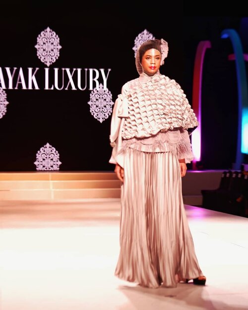 DAYAK LUXURY oleh JENY TJAHYAWATI ( @jenytjahyawati )..Adalah 12 busana muslim yang terinspirasi dari motif seni lukis Suku Dayak. Busana ini adalah perpaduan antara pola dasar lukisan Suku Dayak yang kemudian dikreasikan menjadi beberapa variasi. Sorotan dari busana ini adalah lipatan. Perancang banyak bermain dengan lipatan, menumpuk, den mengembang yang kemudian dibentuk dengan mengadaptasi seni tekhnik origami. Dengan nuansa warna hitam dan perak, ke-12 busana ini terkesan Hi-Tech, futuristik, sekaligus elegan..Keren gak sih?! 😍 Kali aja bisa menjadi inspirasi baju lebaranmu gaes 😊 #fashion #bloggerlife #lifestyleblogger #fashionshow #clozetteid #clozette #DayakLuxury #JenyTjahyawati #Femme2019#CBFW2019#TheFutureOfCulture#AprilKeMakassar#berbudayaitukeren#fashion #beauty #fashionshow #events #exhibition #runway #models #designers #makassarevent #makassarinfo #makassar #exploremakassar #visitsulsel #pesonaindonesia