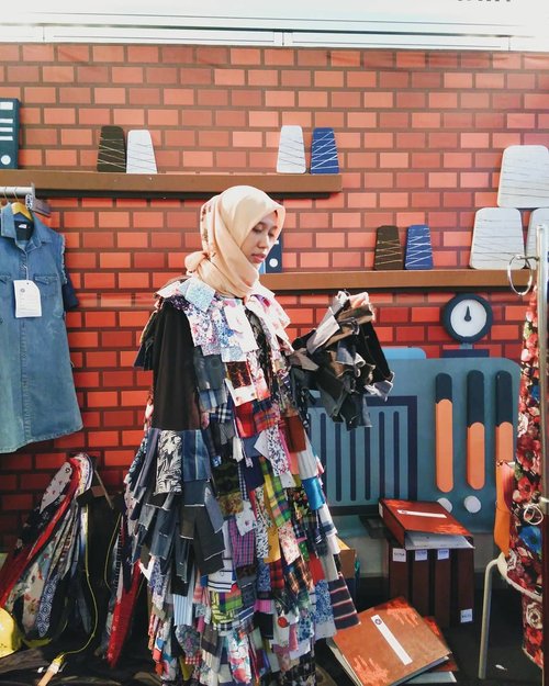 I'm in love with this cloth even its not truely cloth that we can wear in truely life...but you know that love is blind#latepost from #muffest2018#vsco #vscocam #instagood #instagram #ootd#hotd #dailyhijab #hijabootdindo #lookbook #lookbookindonesia  #lookbookhijab  #hijabfashion #modelhijaber #hijabfeature_2018#instahijaber #diaryhijaber #hijaberkece #modelhijaber #clozette #clozetter #clozetteid