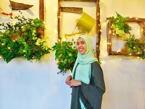 The best spot on
@kitogardencafe
(I think) .
.
The wall, I love the art

#cafe #cafemedan #medancafe #medanhits #kulinermedan #medantalk #dailyhijab #hijabootdindo #lookbookhijab #hijabfashion #instahijaber #hijabfeature_2018 #diaryhijaber #hijaberkece#modelhijaber #clozetteid #vloggerindonesia #travel #travelblogger #travelbloggermedan #travelvlogger #travelvloggermedan #beautybloggermedan #beautyvloggermedan #youtuber #youtuberindonesia #youtubermedan #reviewer #productreviewer #placereviewer