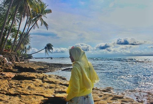 #Escape To the beachMore peacefully than everything for me..Location : Karang Bolong Beach, Anyer, Indonesia..@natgeoasia#OneStrangeAsia..#CreateMoments#InspiringPlaces#instagram#akujalanjalanloh#travelrack#ayodolan#folkindonesia#exploreindonesia#keluarbentar#indotravellers#INDOTRAVELLERS#indonesiantraveler_#parapejalan#mainsebentar#kerengan#indonesiajuara#indonesiapradise#wonderful_location#indonesia_photography#thisisindonesian#wonderful_places#followmefraway#bestvacations#hijabertravelling#instahijaber#natgeotravell#clozetter#clozetteid