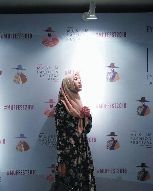 Abaikan ekspresi muka gwHahahaha..Ini cuma suka sama lampunya yang seakan sebuah cahaya masa depan yang bersinar dan bisa menerangi kegelapan ..Sesuai dengan Tagline Wardah Sinar Pijar Fashion Show for #MUFFEST2018 #MuslimFashionFestival#vsco #vscocam #instagood #instagram #ootd#hotd #dailyhijab #hijabootdindo #lookbook #lookbookindonesia  #lookbookhijab  #hijabfashion #modelhijaber #hijabfeature_2018#instahijaber #diaryhijaber #hijaberkece #modelhijaber #clozette #clozetter #clozetteid