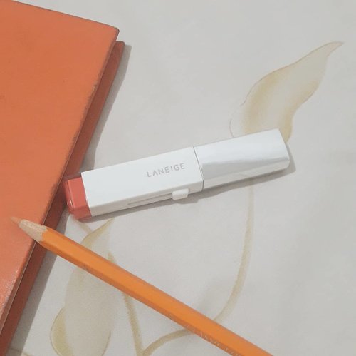 I always love lipstick that is moisturizing like this @laneigeid two tone lip bar. It doesn't dry out your lips and has nice fruity scent. Give a very nice gradation lip color. Mine is orange blurring shade no.13...#SparklingSquad #SparkleMyWay #MeetOppaShawn#LaneigeID