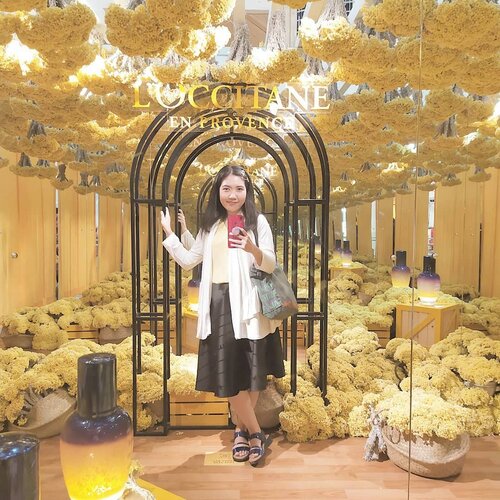 Yesterday was super fun. Attending @loccitane_id #SensorialJourneyID event. They had a lot of good photo spot. Besides enjoying photo spot that inspired by their products, we can also see some demo from @parong.pong about how they recycle their plastic packaging. It is nice to know that Loccitane have a great commitment for the environtment.Thank you @steviiewong for having me (again lol 😍). Hope to see you again in another event 🤗#LoccitnaeID