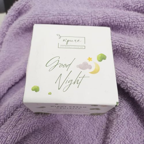 I'm so proud that nowadays local brand have more and more good quality skincare. I am surprised that I like @npureofficial Cica Night Cream. It is surprisingly easy to absorb and helps reducing my pimple and acne spots. I've uploaded a full review on my blog (link in bio)

#skincare #review #localbrand