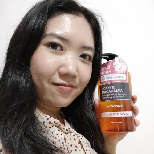 I found new body wash that is so unique and friendly for my skin. It is from @kundal.official Honey & Macadamia Body Wash. Here is my verdict :The liquid is super thick with no artificial colourants. Just 1 pump is enough for your whole body. It have a soft floral (cherry blossom) fragance that lingers quite long on your skin. The fragance is super soothing. The best part of this body wash it does not make your skin dry. It moisturizes my skin so well.This product is sent directly from Korea. You can easily bought it from @shopee_idKorean section. ... (michelleenrica)#KUNDALhairandbodycare #KUNDALtreatment#Bodywash #review