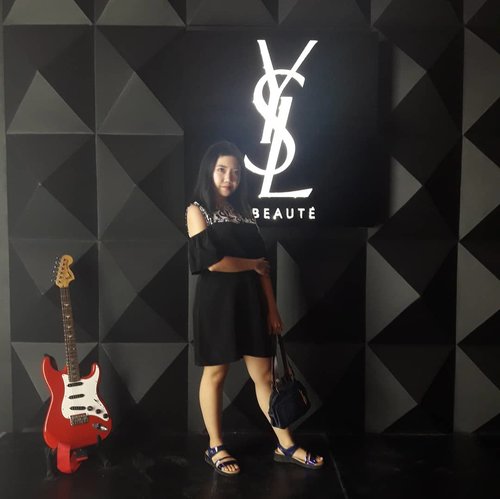Another post from #yslbeautyhotel #yslbeautyhotelid .
.
I will post other photos about this hyped event soon! Just a few hours till this hotel closed, make sure to go there before it's too late!
.
.
#yslbeautyid #yslbeauty #motd #ootd #luxury #installation #tampilcantik #beauty #blogger #instablog #beautybloggerindonesia #bloggirlsid #indoblogger #Clozetteid