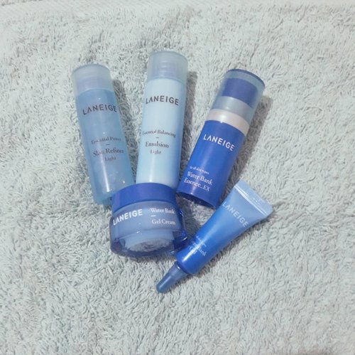 Recently since my skin feels dehydrated, I try this Water Bank Refreshig kit from @laneigeid that I got from previous event, Laneige Content Day. The kit consist of :1. Essential Power Skin Refiner Light (hydrating toner)2. Essential Balancing Emulsion Light3. Water Bank Essence_EX4. Water Bank Gel Cream5. Water Bank Eye Gel.After using the products my skin feels more hydrated and bouncy. Unfortunately this kit is not for sale. So next time I need to buy it separately in full size. ..If you had time, visit Laneige mini water bar @kotakasablanka for skin check. You will get sample after skin check and healthy drinks that suits your skin condition. Today is the last day so hurry up!#sparklingsquad #sparklemyway #review
