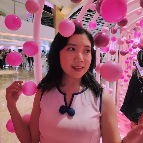 Me trying to find my way in the pink tunnel of #BFA2019 The tunnel was super instagrammable but super crowded. It was fun tho as my 1st @beautyfest.asia experience...#pink
