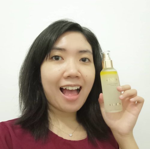 Finally trying @dalba_indonesia most loved White Truffle Spray Serum. After trying their Vital Spray Serum (the pink one) I can say that I love this variant more. This spray serum does not have a super strong fragrance. I has a bit floral and citrus scent which I like and really enjoy. I also feel this variant is more hydrating on the skin. A good skipcare product I enjoy using.

#review #skincare #korean