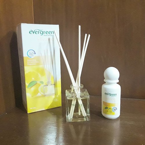 Recently, I've been using this air freshener from @evergreen.airfreshenerIt is a pretty looking air freshener with super refreshing and strong fragrance. Eventhough I put it on my bedroom, I can smell the fragrance from living room. Small, but super powerful fragrance.Thank you @lifullproduk.idfor giving me the oportunity to try this air freshner. Loving it and definitely going to continue use it in the future.#EVERGREENxLIFULL #EvergreenReedDiffuser