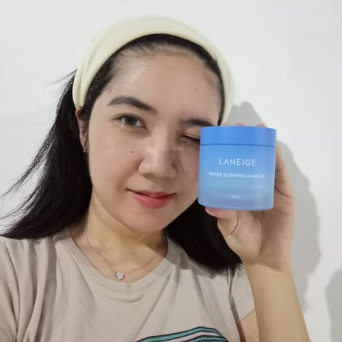 Beberapa minggu lalu aku ikut event launching @laneigeid sleeping mask yang terbaru, Water Sleeping Mask EX. Produk ini adalah upgrade dari Water Sleeping Mask yang biasa, karena mengandung probiotik kompleks sehingga kulit jadi lebih lembab dan mulus. Setelah 2-3minggu aku coba pakai produk ini, aku suka banget karena lebih lembab tapi lebih gampang meresap di kulit. Kalau lagi jerawatan pakai ini, besok paginya signifikan berkurang, banyak yang mereda. Full review udah aku upload di blog (link on bio).Few weeks ago I was lucky enough to attend virtual event with @laneigeid  for their newest sleeping mask launching, Water Sleeping Mask EX. This product is an upgrade from the previous Water Sleeping Mask. It contains probiotic complex that makes your skin more moist and supple. After trying it out for 2-3 weeks I really like this product because it is super moist but easy to absorbed. If you have a series of Acnes, after using this product your skin will be much softer and your acnes will faded a little bit in the next morning. I've uploaded my full review on my blog (link on bio)@femaledailynetwork#FDNVirtualEvent #sleepingmaskEx #laneigeindonesia #sparklingsquad