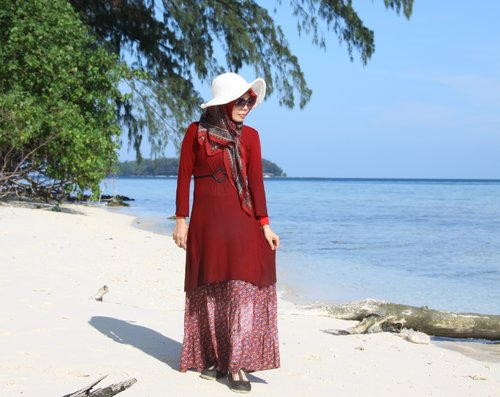 Suatu siang di Pulau Perak, Kepulauan Seribu. Ini Indonesiaku. Ini merahku. Ini keberanianku #GoDiscover #TheTouchOfRed  #ClozetteID #HijabFashion #HijabStyle #HijabIndonesia @Simpati