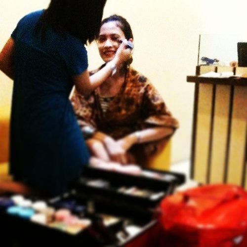 This is behind the scene..for my make up.... #Makeupproduct #makeupaddict #SmartCustmoer #AdaHargaAdaRupa
#mua #muajogja #MUAWorld #makeupJogja #MakeUpIndonesia #makeup  #MakeUpWorld #Indonesia #Kryolanindo #Photoshoot #PhotoProduct #Fashion #HairDo #AStudioMakeUp #MakeUpBridal #makeuplovers  #makeupartist #makeuptalk #makeupbyme #makeupoftheday #followme #jogjakartacorne #cozmeed #cozmeeder #cozmeedbrotherhood #clozetteID