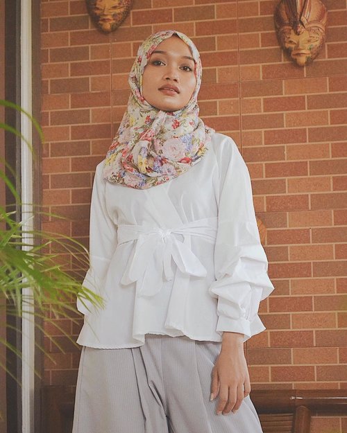 Got this top from @skyetsea.id ☁️Go check her ig because not only top, she has so many cute earrings, pants, dresses, and many more🤗.📸: @rhomandeef .#clozetteid #skyetseaootd #hotd #ootd #hijabootd