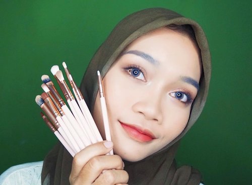 Hi guys! Siapa yang lagi cari make up brush tapi ga nguras kantong? 🌚💰Cek video aku di youtube sekarang! Linknya ada di bio yaa 💚..#clozetteid #beauty #review #firstimpression #jbsnewyork #eyebrushset #motd #hijab