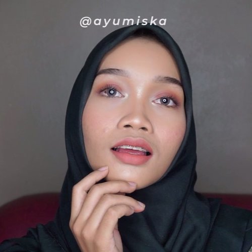 Puasa tinggal beberapa hari lagi guys! Jangan lupa konsumsi vit. C biar tetep seger selama puasa yaa 😉
Here's an 🍊-y makeup tutorial & I'm using minimal products of makeup 🙆🏻
-
Btw guys, my review about Catrice HD Coverage Liquid Foundation is up on my youtube channel! Have you guys already seen it? If you guys don't, please check it out. link in bio 😘
-------
Details:
#madformakeup Super Better Blender (purrrrrfect blender sponge, super soft and smooth application. RECOMMENDED👌🏼)
#maybelline Baby Skin Instant Pore Eraser
@catrice.cosmetics HD Liquid Coverage Foundation - 040 Warm Beige
#maybelline fit me! Concealer - 25 medium
#makeoverid Silky Smooth Translucent Powder - 04 Toffee
#eminacosmetics Cheek Lit Pressed Blush - Marshmallow Lady
#thebalmid Mary-Lou Manizer
#purbasari Alas Bedak - Sawo Matang
#thefaceshop Designing Eyebrow Pencil - 05 Dark Brown
#rolloverreaction Browcara - Capuccino
#rolloverreaction Sueded! Lip & Cheek Cream - Prudence
#maybelline The Falsies Push Up Angel Mascara
.
.
.
#clozetteid #beauty #beautytutorial #makeuptutorial #simplemakeuptutorial #hijabmakeuptutorial #diaryhijaber #orangemakeuptutorial #beautybloggerindonesia #beautyvlogger #indonesiabeautyvlogger #indobeautygram #tampilcantik #maybellineindonesia @tampilcantik @wakeupandmakeup @makeupere @makeoverid @thebalmid @madformakeup.co  @rollover.reaction @thefaceshop.official @eminacosmetics @catrice.cosmetics @maybelline