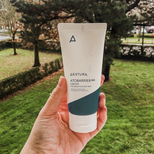 My life savior on winter! I thought it won’t really moisturize my face, because of the extreme weather and I need more. But its totally enough!!!! It moist my face from inside out. From the outside it look matte but inside I feel my face well moisturize 👌🏻. You can also get this product! Shop link in my bio ♥️ #aestura #atobarrier365cream #charisceleb #cream #charisstore #charisAPP #clozetteid