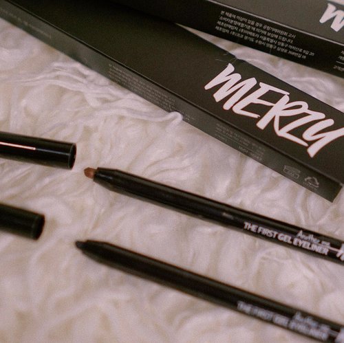 OMG Best Eyeliner for sure‼️..I rarely uses gel eyeliner because its so hard to find that won’t smudge for 24 hours, even it claims waterproof or smudgeproof 😩. But after I tried @merzy_official gel eyeliner I found my favorite one 💖💯. I got 2 colors, its G1. Black Moon (I used it literally everyday 👌🏻👌🏻) and G3. Amber Bronze (for daily or no makeup look). The texture us super creamy and the pigmentations is superrr ✔️✔️🥰🥰. I also tried to wash it with water to proof its waterproof and transferproof and I can’t believe it! Its true that the eyeliner waterproof and transferproof 😍😍. You can have it too! Purchase them on my charis shop 💸🛍🛒 link in my bio #charisceleb #charis #merzy #merzyeyeliner #merzythefirstgeleyeliner #thefirstgeleyeliner #clozetteid