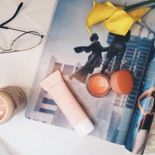 Current obsession : FLATLAY ❤️ #flatlay #makeupflatlay #makeupjunkie #makeup #potd #photooftheday #flatlaystyle #flatlaysquad #flatlaytoday #eyeshadow #highlighter #lipstick #clozetteid #flatlayinspo #beautynesiamember #beautycommunity #beauty #bloggermafia
