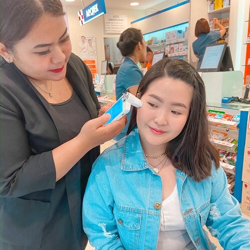 Hasil skin check nya lumayan bikin aku tercengang sama hasil kulitku 👌🏻. As you guys know, aku sempet skin check pertama 2 minggu yang lalu di Guardian Kota Kasablanka di booth nya @clinelleid dan aku dapet 1 pouch isi nya ada 4 travel produk dari @clinelleid yang baru ini. Nama rangkaian nya Age Revive ✨..[Swipe for more] di foto selanjutnya kalian bisa lihat perbedaan nya. Selama kurang lebih pemakaian 2 minggu, kelembaban kulitku dan pori2 di kulitku lumayan kelihatan beda nya. Kulitku lebih lembut, lebih glowing dan pori pori nya lebih halus. Nah untuk melanin dan wrinkle sendiri, memang perbedaan nya ga banyak. Membaik tapi ga beda jauh, kenapa? Karena hasil yang maksimal itu dalam 54 Hari sedangkan aku baru pakai produk nya 2 minggu. ..So far aku suka sama produk ini, produk nya ga lengket, cepat menyerap dan pasti nya aman di kulit ku! Hehehe ❤️❤️❤️..#MyBeautifulHealthyAge #ClinelleAgeRevivexClozetteID..#clozetteid #clozetteidreview #clinelleindonesia #clinelleagerevive #happyskinhappyface