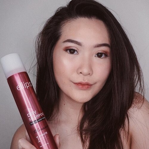 Tau ga sih skarang ada dry shampoo merk lokal!! TAARAAAAA ini dry shampoo dari @ellips_haircare 💖. Ada 4 varian berbeda loh : pink, ungu, hijau dan orange plus ada travel size nya which is good for travelling. Aku baru aja buat first impression tentang dry shampoo ini tinggal click aja link di bio 😘👌🏻 #clozetteid #ellipsxclozetteid #hairreadytogo #ellipsdryshampoo