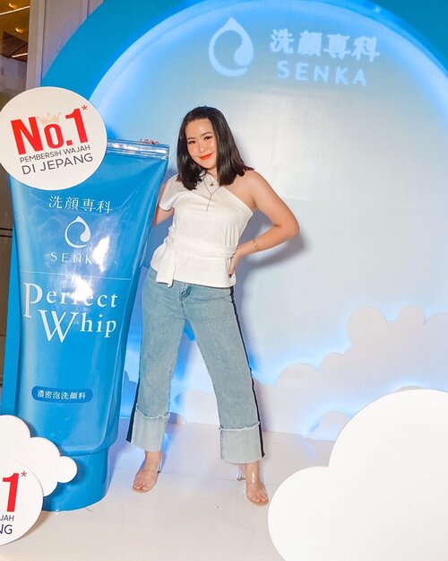 Aku habis event @senkaindonesia bareng sama @indobeautysquad ✨👌🏻. Nah kalian pasti belum tahu kalo @senkaindonesia itu bagian dari Shiseido Group, dimana merupakan perusahaan kosmetik ternama dari Jepang-Dalam 11 tahun berturut - turut @senkaindonesia sudah menjadi pembersih wajah nomor satu di Jepang. Senka juga menginovasikan Micro Dense Foam, apa tuh? Busa padat yang mampu membersihkan wajah dengan sempurna hingga ke pori pori dan menjadikan wajah bersih dan lembab-Kalian jiga bisa mendapatkan produk @senkaindonesia di Watson, Guardian, Aeon dan official store nya di Shopee, Lazada, Sociolla, Tokopedia dan supermarket lain nya. Untuk harga nya itu mulai dari Rp. 30.000,- an untuk travel size (50ml) dan Rp. 60.000,-an untuk ukuran 100ml/120ml-#SenkaIndonesia#PerfectWhip210-#clozetteid #senka #senkaindonesia