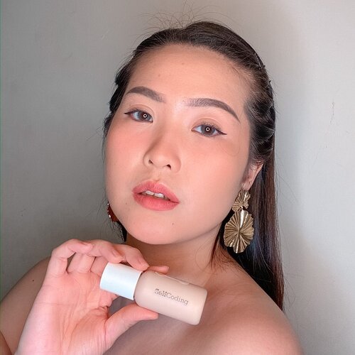 ⚠️Foundation Oil Free ⚠️Ini foundation ringan banget di muka, terus warna nya juga nyatu sama warna kulitku, dan ga gampang nge set. Then pasti nya medium coverage dan oil free. Hasil akhir dari pemakain foundation ini velvet matte gitu. Foundie ini jadi my current favorite ❤️✅. Foundation ini teraedia dalam 3 warna. Harga nya Rp.208.000,- pake link aku! Click link di bio ya ❤️ #selfcoding #NeverbethesameLiquidFoundation #LiquidFoundation #Foundation #CHARIS #hicharis @hicharis_official @charis_celeb-#clozetteid #foundationreview #makeuplooks