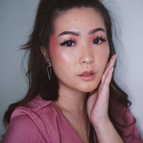 🌸 Pink Blossom Freckles 🌸
-
The story behind #MyBoldLook : My makeup, my rules ‼️buat aku apapun warna yang aku pilih, seberapa banyak complexion yang aku pake dan seberapa tebal lipstick aku. I don’t care what people say, since banyak banget di bilang “ga cocok warna nya, kulitnya jadi kusam” “ew, terang banget lipsticknya.  It doesn’t suit you” “ya ampun tebel banget ya makeupnya. Sayang sama kulitnya” 
Etc.
why should you? If you like the colors, wear it. If you think you look good with so many makeup on your face, go for it. That’s why aku selalu bilang kalo makeup has no limit dan ga ada yang salah sama sekali. Even though, eye makeup udh ‘pop-out’ dan we still want to add another bright and contrast colors. It doesn’t matter. It’s just the matter of your taste. Besides, Lipstick is my final battle *lol. Karena ketika makeup udh 95% tanpa lipstick tetep ada yang kurang and yet lipstick is very powerful weapon, because it can boost my confident plus sebagai pemanis. Even there’s time dimana aku ga pake makeup, pasti aku poles sedikit warna di bibir karena gamau kelihatan pucet, terus pastinya lebih enak di lihat (re: ga pucet) dan lebih percaya diri kalo accidantly ketemu orang yg di kenal tanpa sengaja 😁✌🏻
💄 : @revlonid super lustrous lipstick 423 pink velvet
-
#motd #clozetteid #GhinaMOTD #indobeautygram #indobeautysquad #bvloggerid #gengbvlog #kbbvmember #kbbvfeatured #beautychannelid #bunnyneedsmakeup