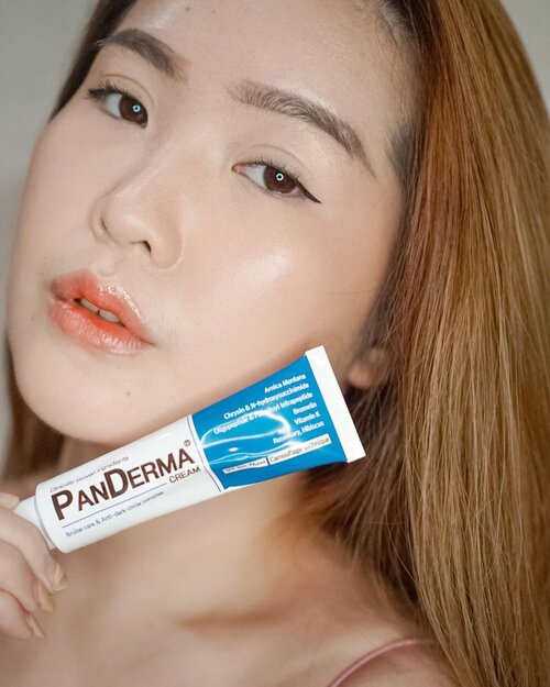 Panderma Cream ✨Ini super unik, aku kira semacem salep gitu. Ternyata ini semacam bb cream yang multi fungsi!! Bisa untuk :✅ menyamarkan dark circle✅ menyamarkan bruses (biru2 gitu)✅ digunakan sebagain base makeup (foundation)Btw ini juga mengandung SPF 50+, PA ++. Kalian bisa lihat hasilnya di fotoku itu medium coverage. Teksturnya juga creamy! Jadi suka pake ini belakangan ini huahah 🤭👍🏻Btw untuk link beli nya ada di bio yaa! Harga nya Rp. 300.000,- ✨ #CHARIS #DR.BLANC #DRBL @charis_celeb @hicharis_official #clozetteid