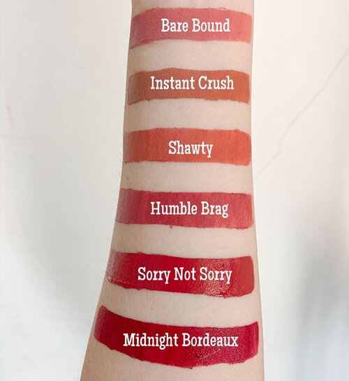 @rekacosmetics Power Matte Liquid Lipstick || SWIPE FOR MORE-Ada 6 shades, rata rata warna nya nude pinkish ke merah. Ke-enam warna nya itu mulai dari warna yang nude sampai ke bold. Local products yang cruelty free 🐰-Mengandung vitamin E, jojoba oil, UV Filter dan Squalane untuk menjaga kelembaban bibir-Buat aku formula nya enteng di bibir dan tahan lama di bibir. Penasaran full review nya? Full review dan swatch di youtube!! Link in bio ✨😘 #clozetteid #powermatte #rekacosmetics #lipmatte #swatches #crueltyfree