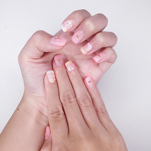 Pretty nails ❤️ @luxurynails.id #nailart #nailoftheday #clozetteid