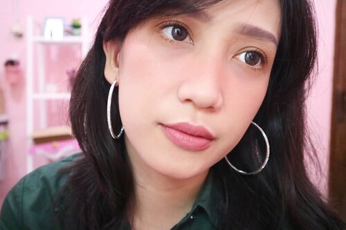 Masih hari Senin yaaaaa, weekend masih lamaaaaaaa 😐😐 #Sunday #makeupoftheday#shinebabyshine #nomakeup #keepitsimple #minimal_perfection #minimalism #weheartit #blog #dailylife #igdaily #bloggerlifestyle #beautybloggerindonesia #bloggerlife #bloggerindonesia #clozetteid #lessismore #minimalove #simplicity #simpleandpure #JakartaBeautyBlogger