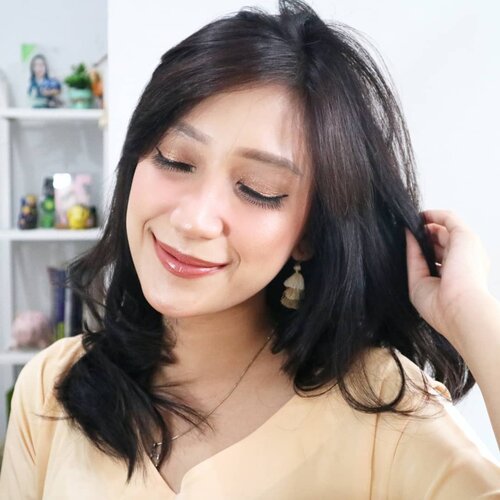 Emang paling happy explore makeup saat mau hadir ke kondangan ❣ Dan kali ini sekalian kolaborasi sama temen-temen @beautiesquad buat bikin makeup kondangan anti gagal bikin mantan moveon 🙂🙃🙂🙃 #Beautiesquad #BSJuneCollab #BScollab #KondanganBarengBS #MakeupKondangan
.
.
.
.
.
.
.
#shinebabyshine #theartofslowliving #motd  #lovelysquares #theeverygirl #chasinglight #finditliveit #thesimpleeveryday #minimal_perfection #minimalism #weheartit #blog #dailylife #igdaily #bloggerlifestyle #beautybloggerindonesia #bloggerlife #bloggerindonesia #clozetteid #lessismore #minimalove #simplicity #3x3 #3x3ofme