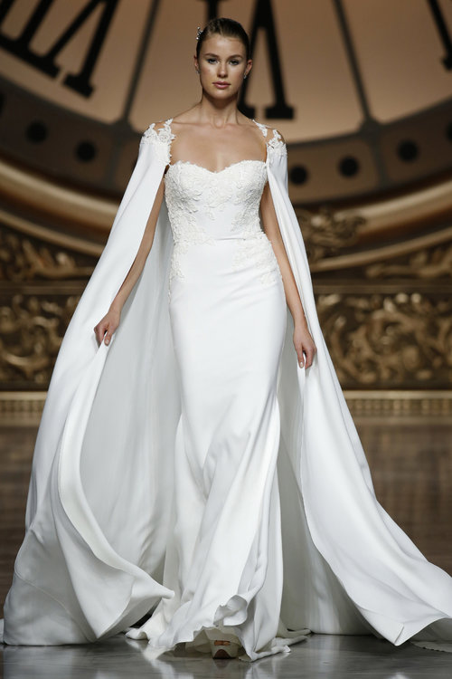 WEDDING 2015 TRENDS|Capes for superwomen| Do you want to look like a real superwoman? Designers have created many variations of the wedding looks using the capes. Some of them are lacy and cool, while others heavier and full of dramatic feel. And they all can help you in creating jaw-dropping look. Get inspiration from the collections by Pronovias and Isabel Zapardiez.