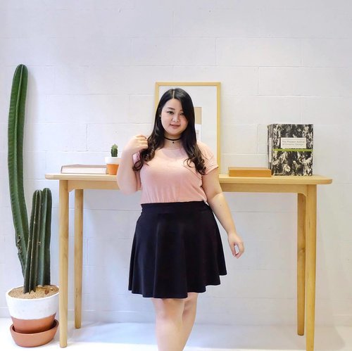 Summer Color mood🌵
.
If u'r a pastel color lover like me but afraid to wear one, 
Try to combine a pastel color t-shirt with black skirt for this summer😎☀️
.
.
.
.
.
.
.
.
.
.
.
.
.
#reneeplusstyle #reneetan #reneetanstylingtips101 
#plussizestylingtips #curvystyle #plussizeblogger #plussizeindo #plussizefashion #summermood #plussizeindonesia #celebratemysize #bodypositive #likes #clozetteid #clozetteambassador #fashionblogger