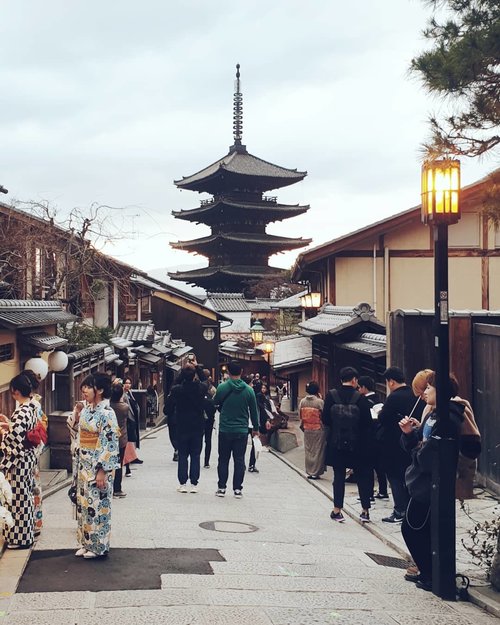 while walking in Gion
.
.
.
#vscoedit #vscogram #vscocam #vscodaily #vscotravel #vscogood #vscofilter #vsco #travelphotography #travelgram #winter #japan #kyoto #instagood #insta #instagram #instatravel #vscoportrait #vscojapan #instalove #instagramers #vacation #clozetteid #kyotojapan #京都 #gion #kyotogion