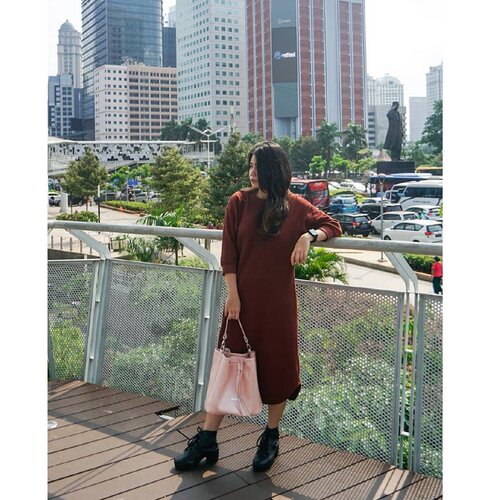 My current on-the-go bag 💕. "Yun Bucket Bag" from @cholevinn •
•
Tas ini di design secara khusus dengan menggunakan "Full Grain Cow-Hide Italian Letather" yang bersertifikat. •
•
Yuq buruan cek koleksi tas-nya!! Pasti bikin gemesh dehh 🥰.
•
•
#cholevinn #CholevinnFriends #CFF #handbag #slingbag