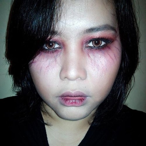 Me when i haven't got enough sleep for a few days and the veins around my eyes started to show up. Just having a bad face day that's all. 😜😁 I did this makeup last night and was feeling kinda creepy to see myself in a big mirror than in the smaller mirror. Plus last night was a #malamjumat which is identical to horror and here i was playing with scary makeup. I like the color though, #redsmokeyeyes paired with black is such a dramatic color. Too bad i don't have scary contact lenses to complete this look. 
#horrorfilter #scaryfilter #halloweenfilter #halloween #halloweenmakeup #halloweenmakeupideas #clozetteid #facetofeet_id #zombiemakeup #vampiremakeup #🎃 #midnight #artsymakeup #makeuplover #makeupmania #beautyenthusiast #beauty #lovelymakeup #makeupdoll #makeupmafia
