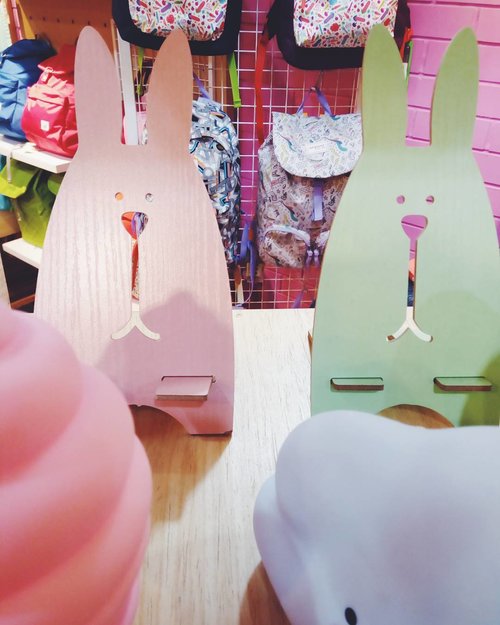 Cute bunny phone stand i found on Export bag's store. It was made out of wood and so simple that i think i can make one similar like these. Maybe not gonna be from wood but from thick cardboard. It was actually cheap, only 22k and i could get discount too, but i'm sure a crafty person like me would prefer make it than buy it. Especially if we think we can make one. Why spend more money to buy it when we can actually make it? 😁 Same thing goes with another cute things like accessories or pouches when i saw one i think i could make, i won't buy it. It's not stingy, it's called being creative. 😉
.
.
.
.
.
.
.
#diy #diyenthusiast #diyideas #bunny #bunnyphonestand #diyphonestand #兎 #可愛い #可愛い物 #パステル #パステルカラー #パステル兎 #creative #creativeminds #creativityeveryday #phonestand #cutephonestand #acolorstory #vscocam #pastel #pastellovers #abeautifulmess #clozetteid