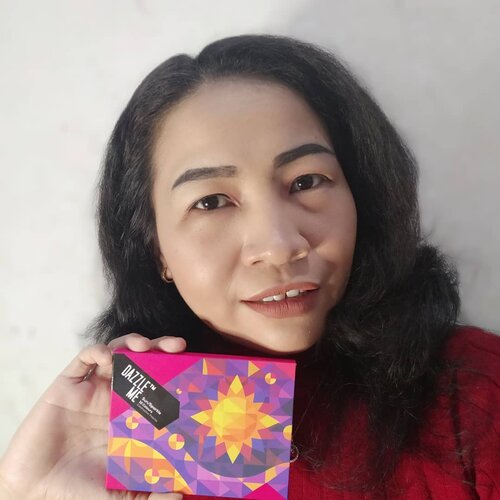 Halo beauties, Pasti banyak yang sudah tau pallete eyeshadow ini. Ya, @dazzleme.beauty.official . Yang aku gunakan ini Pallete Eyeshadow 12 warna @dazzleme.beauty.official seri Sun/Sparkle.Aku beli waktu promo 12.12 lalu💋. Warnanya juga pigmented. Buat kalian yang mau tambah koleksi pallete eyeshadow bisa kepoin IG/shoppenya @dazzleme.beauty.official ❤@panyandan5 @dazzleme.beauty.official #dazzlemebeauty #Eyeshadow12Warna