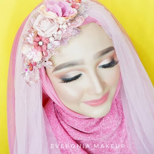 Makeup for @riskaicha2805 
Eyelashes @bohktoh.id 
Headpiece @iloveyoudesign 
For makeup service/class DM 
#makeupbyedelyne #makeup #makeupandhijab #hijabandmakeup #makeupideas #muaindonesia #muagarut #muabandung #muatasikmalaya #sephora #sephoraindonesia #makeupforever #lauramercier #wakeupandmakeup #makeupmafia #bunnyneedsmakeup #inspirasimakeup #inspirasimakeupwedding #riasmuslimah #riaswisuda #weddingmalaysia #weddingindonesia #weddingmakeup #riaspengantinmuslim #noeyebrowtrimming #beforeandaftermakeup #clozetteid #mua #morphe