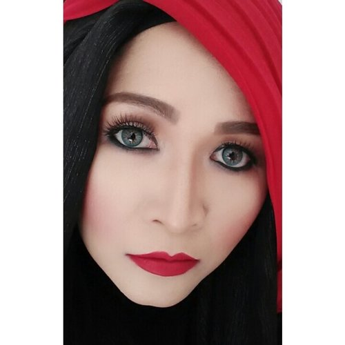 I'm using red velvet long lasting lipstick from Wardah Cosmetics
#clozetteid #HOTD #ScarfMagz