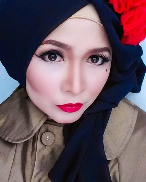 Is it Friday ?
❤🖤🖤❤

#brushedbyedelyne #makeup #vintagestyle #vintagemakeup #hijab #hijabstyle #clozetteid #hijabfashion #wakeupandmakeup #undiscovered_muas #pinup #pinupmakeup