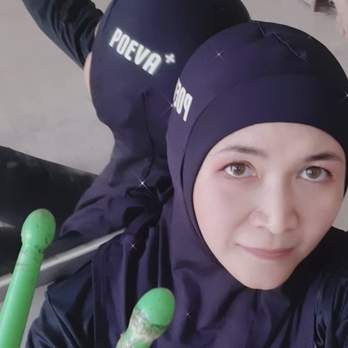 Senangnya bisa jadi salah satu yang pertama  pakai hijab sport terbaru dari @poeva_id 
Hijab sport dari Poeva ini punya 3 kelebihan 
1. COMFORTABLE , didesain dengan bahan yang exclusive , sehingga nyaman dan tidak gerah ketika digunakan . Selain itu ,untuk yang size panjang memiliki celah untuk bagian lengan jadi aman menutup dada . 
2. DRY FIT , didesain menggunakan bahan yang mudah menyerap keringat , jadi bisa tetap nyaman berolahraga tanpa terganggu oleh keringat ketika berolahraga . 
3. GLOW IN THE DARK , logo poeva+ pada sport hijab ini didesain glow in the dark ,jadi bisa tetap terlihat stylish walaupun dalam keadaan yang gelap. 
Langsung aja follow @poeva_id yaa 
#poeva+ #getactive #poundfit #poundfitindonesia
@poundfit #clozetteid #healthylifestyle #sportblogger