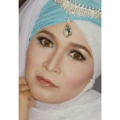 I use softlens dezigner  orange solitaire from @freshkonindonesia  #softlens #freshkon #orangesolitaire #clozetteid #makeup #makeupbyme #hijabiqueen #hijabphotography #mua #indonesianbeautyblogger