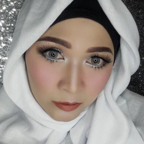 Pastinya dong ,aku pake blush on dari @fanbocosmetics 😘😘😘😘 #makeupbyedelyne #hijabbyedelyne #makeup #muaindonesia #makeupartistindonesia #starclozetter #clozetteid #hijabandmakeup #fashionbeautyblogger