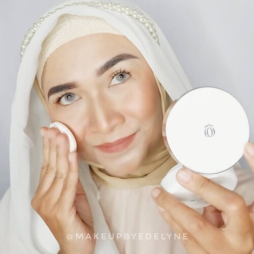 Kalian pasti suka kan dengan produk cushion? Nah kali ini aku lagi suka banget DD Cushion Whitening & Anti Aging dari Lanore. Cushion ini, selain bisa menutupi kekurangan di wajah aku,dengan 1 layer saja ( medium to high coverage) juga sudah mengandung SPF 36 PA+++. Keunggulan lainnya masih ada loo, produk ini diperkaya dengan vitamin B3, UVA /B protector, dan ademosine untuk memberikan tampilan yang natural dan sehat bercahaya. Yuk ah samaan sama aku, pakai DD Cushion dari Lanore aja yaaa. Kalian bisa membeli produk ini di Shopee, langsung aja stalking instagramnya Lanore , masih banyak produk-produk unggulan yang bikin penampilan kalian makin kece dan kulit kalian jadi makin sehat. #LANORESHOPEEHiip #DDCushion #BeautyEnthusiast #brushedbyedelyne #makeup #glowingmakeup #naturalmakeup #beautyinfluencers #bloggerstyle #clozetteid #bandungbeautyblogger #makeupartist #wakeupandmakeup #hijabandmakeup #makeuplook #makeupcantik